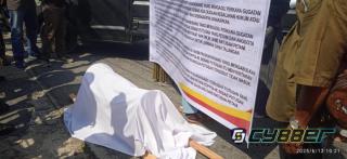 Bawa Keranda Mayat ke PT Riau, Ratusan Massa ARRM Minta Ketua PN Bangkinang Dicopot